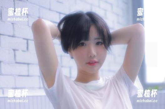 打卡Addielyn(에디린)制服写真集，原图里，她的眼神怼过来了，我该坐好？