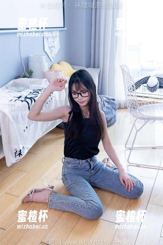 BoBoSocks袜啵啵-果果 BoBoSocks袜啵啵 - 果果的裸足图集:黑色指甲油花絮版,越看越想问“涂哪儿?”