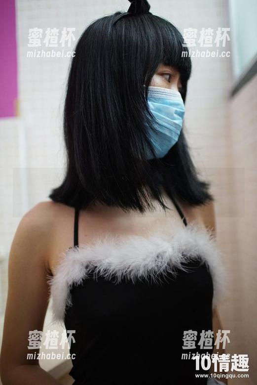 ROSI的最新作品，黑边蕾丝，图片中充满了意图不言的温柔。