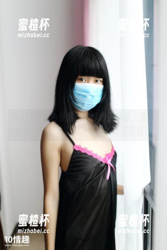 ROSI的黑色长筒丝袜套图正好好，适合从家里的沙发到别人家沙发的万能鞋！