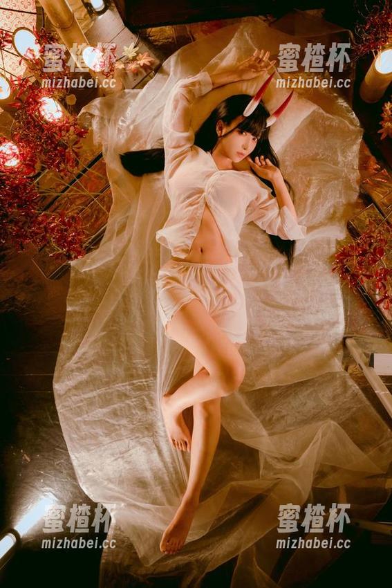 Shika小鹿鹿 Shika小鹿鹿把睡衣穿出了新高度,我是不是该写写“网红睡衣”这回事,美图已经发给我脑袋转了?