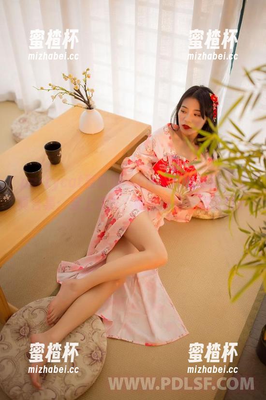 partycat轰趴猫 - Ellie艾栗栗皮衣写真合集：穿上皮衣，她依旧有一颗软萌心。