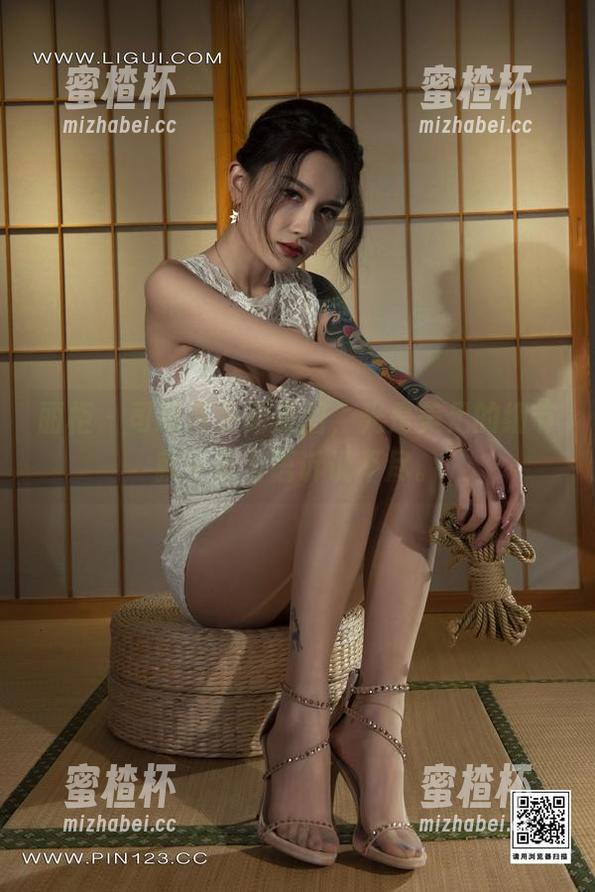 丽柜 - 司琪带来的美图，光是美足的细节就千言万语诉说不尽。
