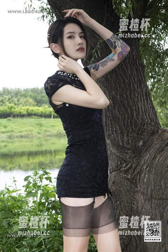 丽柜-菲菲 丽柜 - 图册展示:菲菲和她的“女友”,谁惹到谁,真难说。