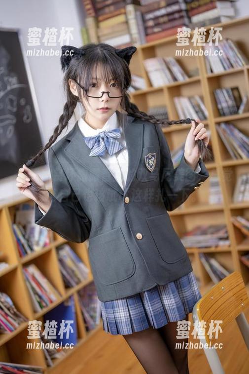 坏露露香宝 在线欣赏坏露露香宝的双马尾美图,总觉得自己也该试试这样扎一下。