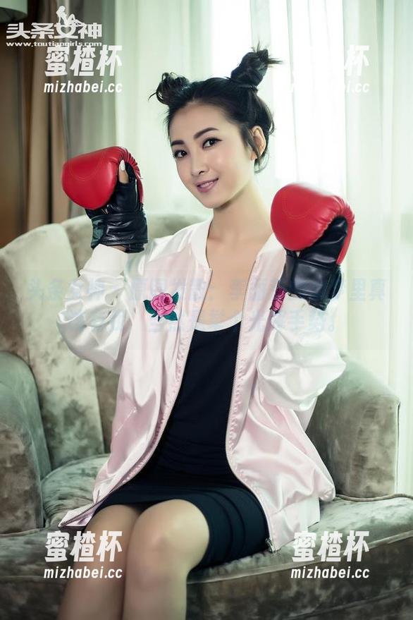 头条女神-李丽莎 头条女神 - 原图发散:李丽莎的幽梦里真该有我,当然是举个光辉手势。