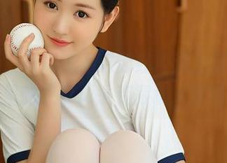 尤蜜荟 - 当川流不息的红裙遇上菲儿，照片里的故事似乎变得耐人寻味。