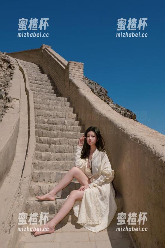 年年Nnian 我看到的是年年Nnian的最新女仆美图,一种略带俏皮的氛围。