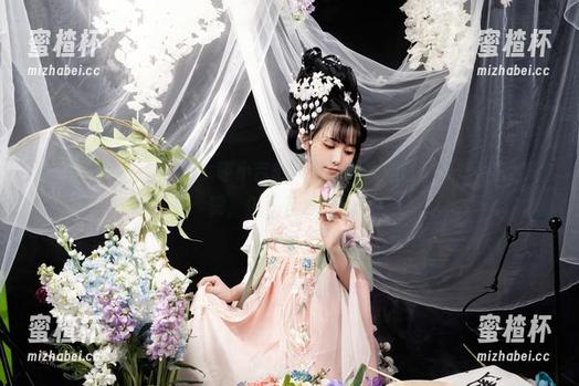 爆机少女喵小吉 哦,链锯人!爆机少女喵小吉的写真图册大胆得让人想为它点个赞,但又有点心虚。