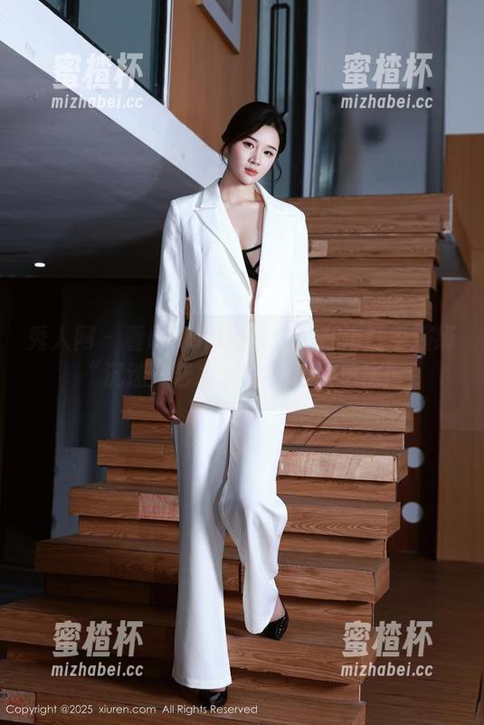 秀人网-MOON嘉依 秀人网 - 看MOON嘉依如何在浴缸中演绎“沉迷”艺术,分享你的想法!