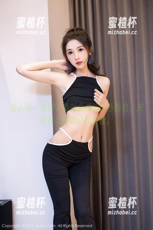 秀人网 - 来得了最新余虞酱白色图包，把经典与腔调轻松结合。