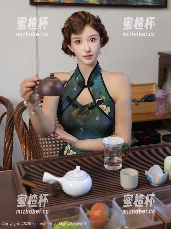 秀人网 - 私房写真大比拼，姗姗就打奥特曼的体操服玩出新花样