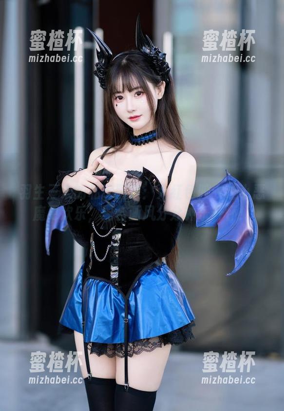 羽生三未 羽生三未的私房图集:大红色胶衣让小恶魔更欢乐,配合画风分分钟乐开怀!
