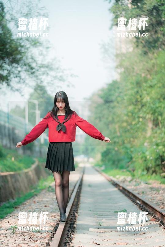西瓜少女 图片一出,水手服的西瓜少女又要引发新一波的强迫症了,像这种单品,我好想自己也试试。