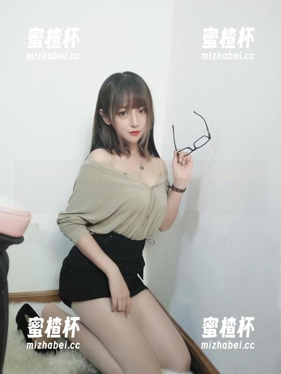 过期米线线的美腿写真合集，光是腿就能聊一整天
