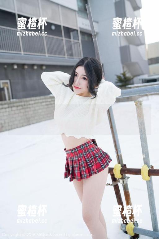 魅妍社 - 大奶昔Kyra的日常秘书：她的图片在诉说什么？