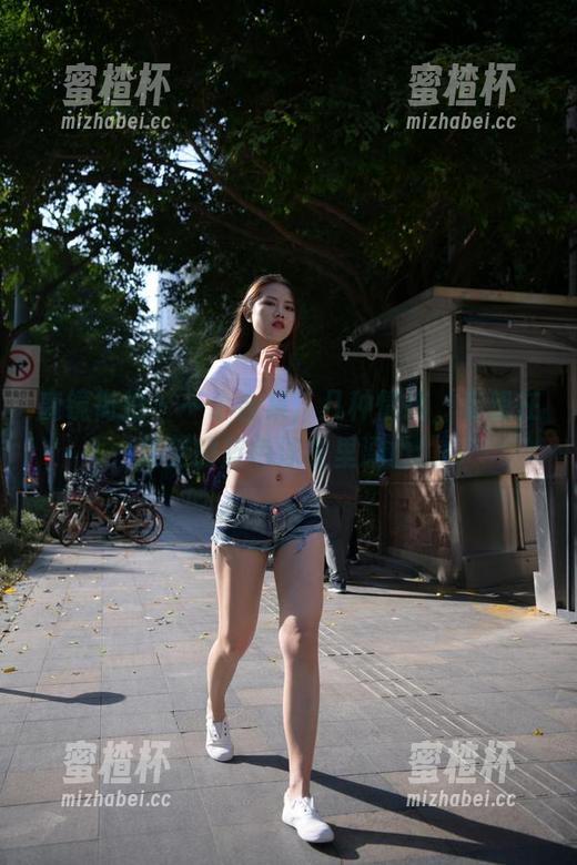 魔镜街拍 - 一个合集，几种情绪，妄想在芝芝的蓝色泳衣里溺亡！