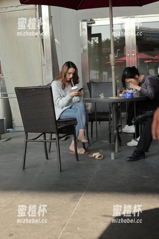 魔镜街拍 魔镜街拍全集:逆天搭配的高跟与运动鞋写真