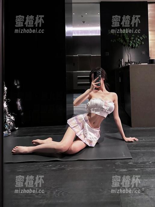 微密圈 - 黎允熙展示黑色美图，我最感兴趣的其实是她的猫还在吗？